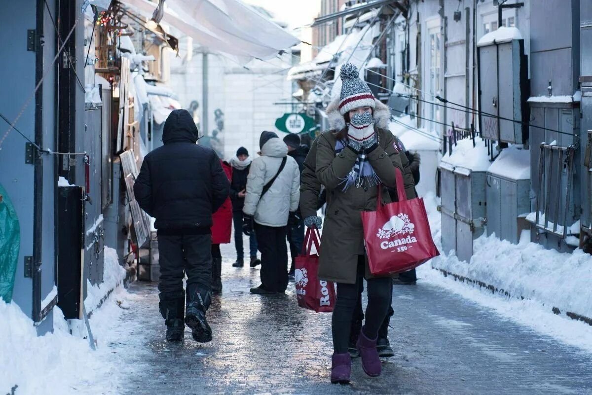 Холодно ли после. Канада зима люди. Канадцы зимой. Самая холодная зима в Канаде. Люди в Канаде зимой.