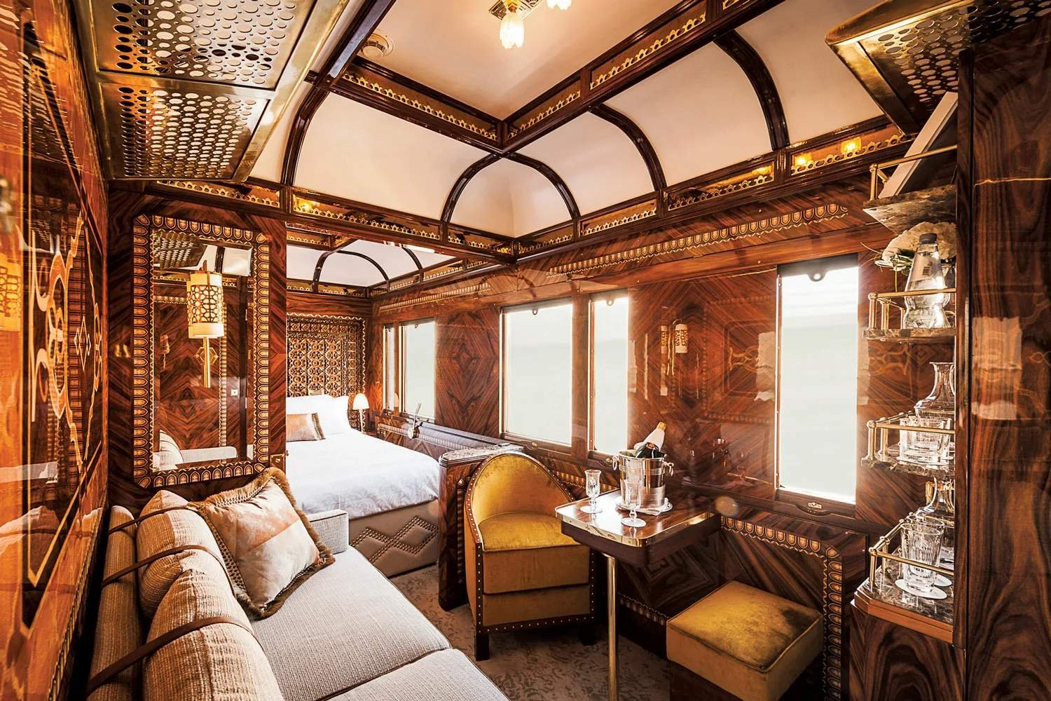 Экспресс времени. Belmond Venice Simplon-Orient-Express. Venice Simplon-Orient-Express Восточный экспресс. Venice Simplon Orient Express купе. Venice Simplon-Orient Express поезд.