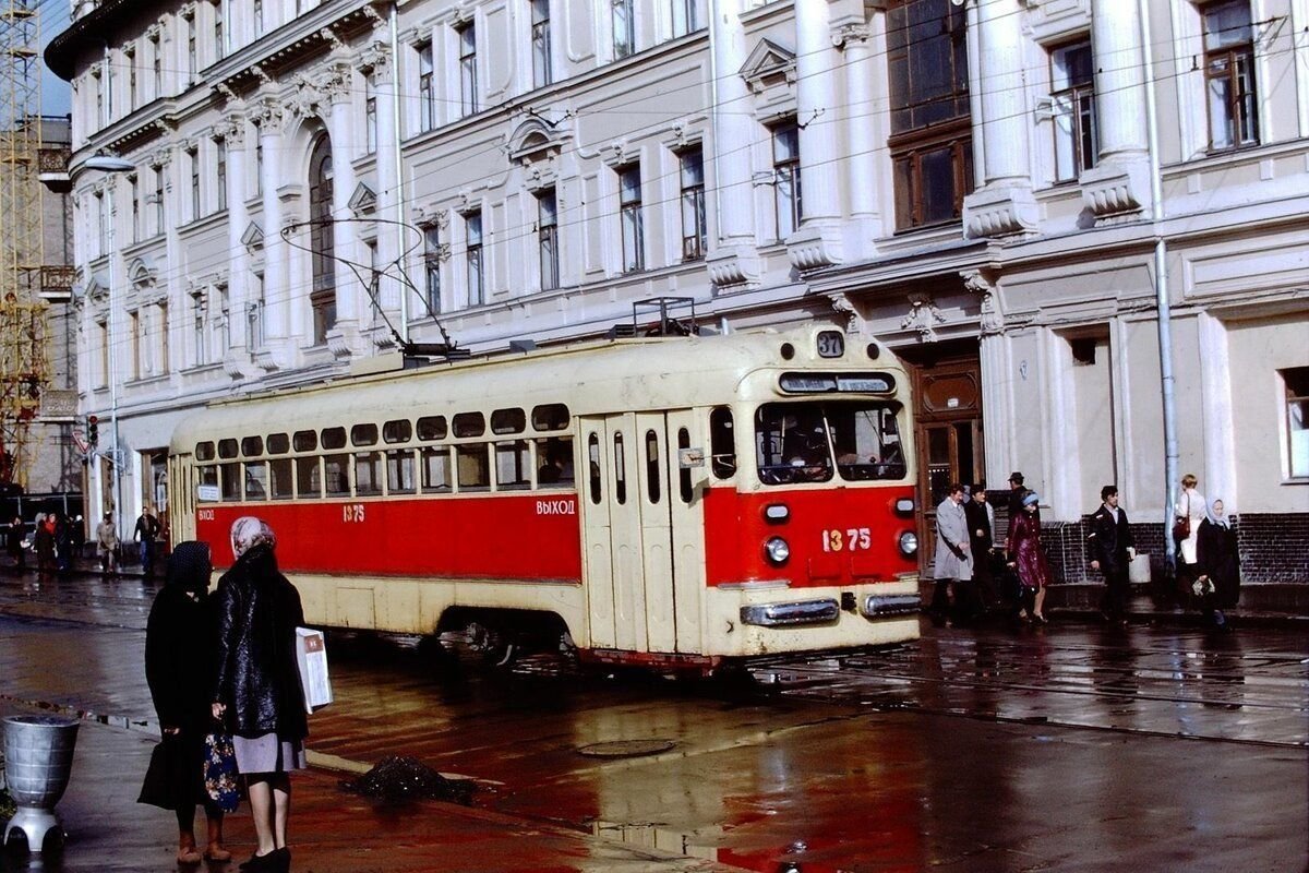 трамвай у метро автово старые