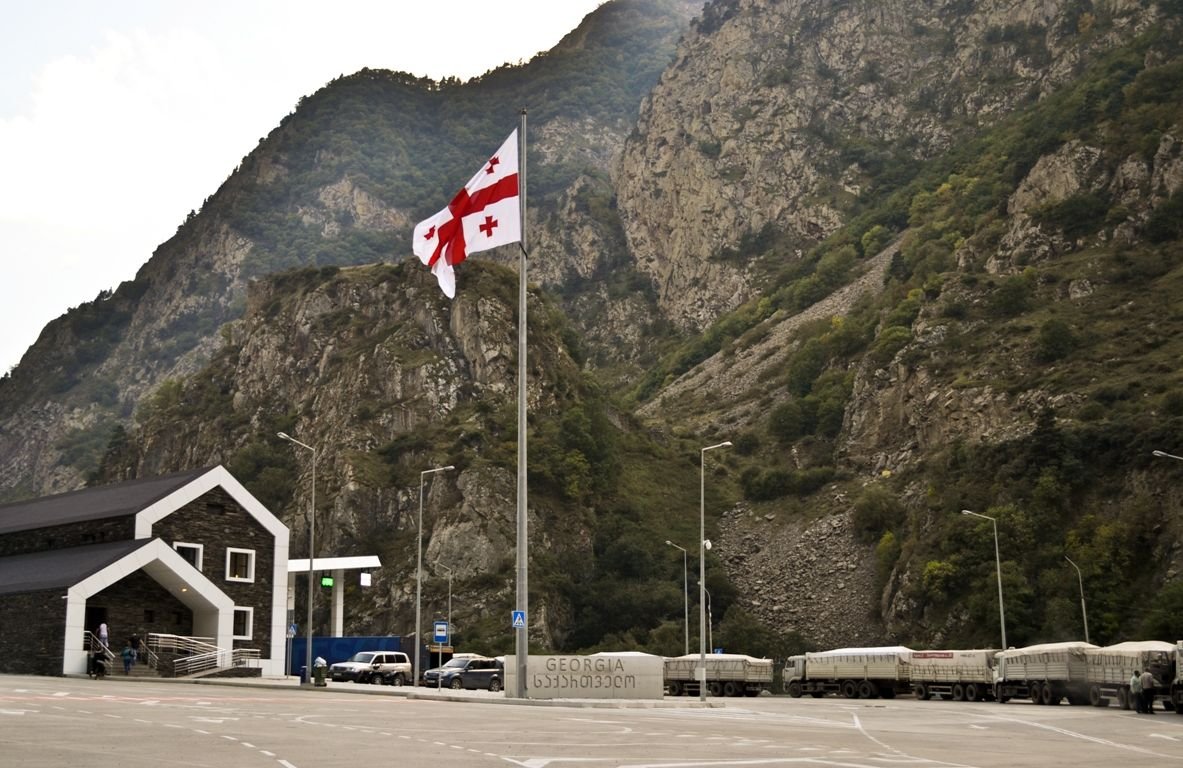 таможня на границе с грузией. грузинская таможня верхний ларс. дорога в грузии верхний ларс. верхний ларс горы. грузия верхний.