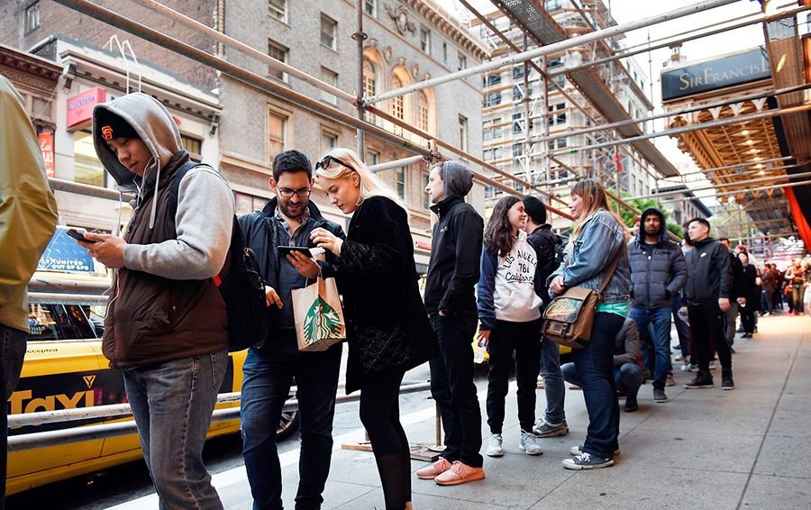 человек в стороне от толпы. толпа очередь. очередь в брендшоп. очередь звонков. толпа людей идет.