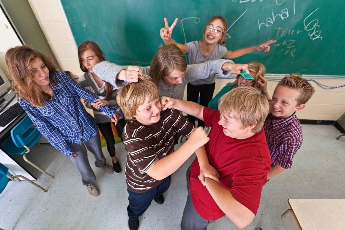 Naughty class. Дети в школе. Школьники в классе. Дети в школе с учителем. Дети на перемене.