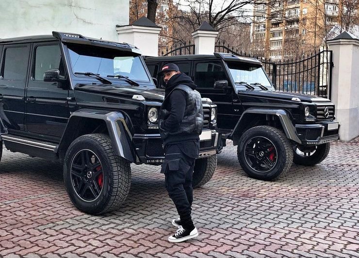 Должен гелик. Mercedes AMG g63 Тимати. Мерседес Гелендваген Тимати. Автопарк Тимати на 2020. Гелик Майбах Тимати.