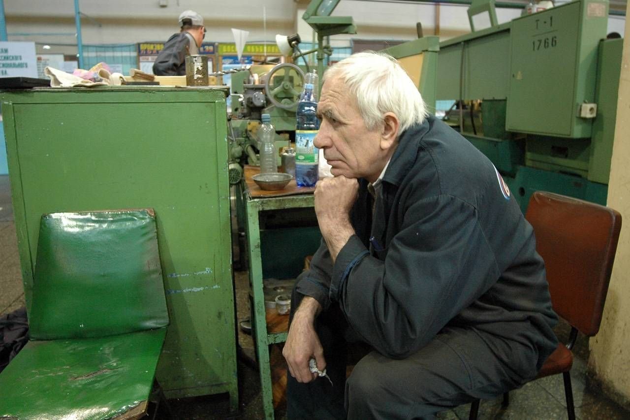 Пенсия деньги. Российские пенсионеры. Пенсионеры пенсия. Пенсионеры пенсия. Пенсионер с деньгами.