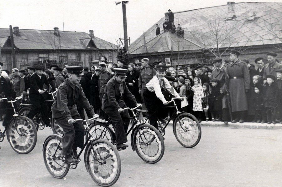 1956-1957,Боровск. Первомайская демонстрация на улице Сталина. Источник: pastvu