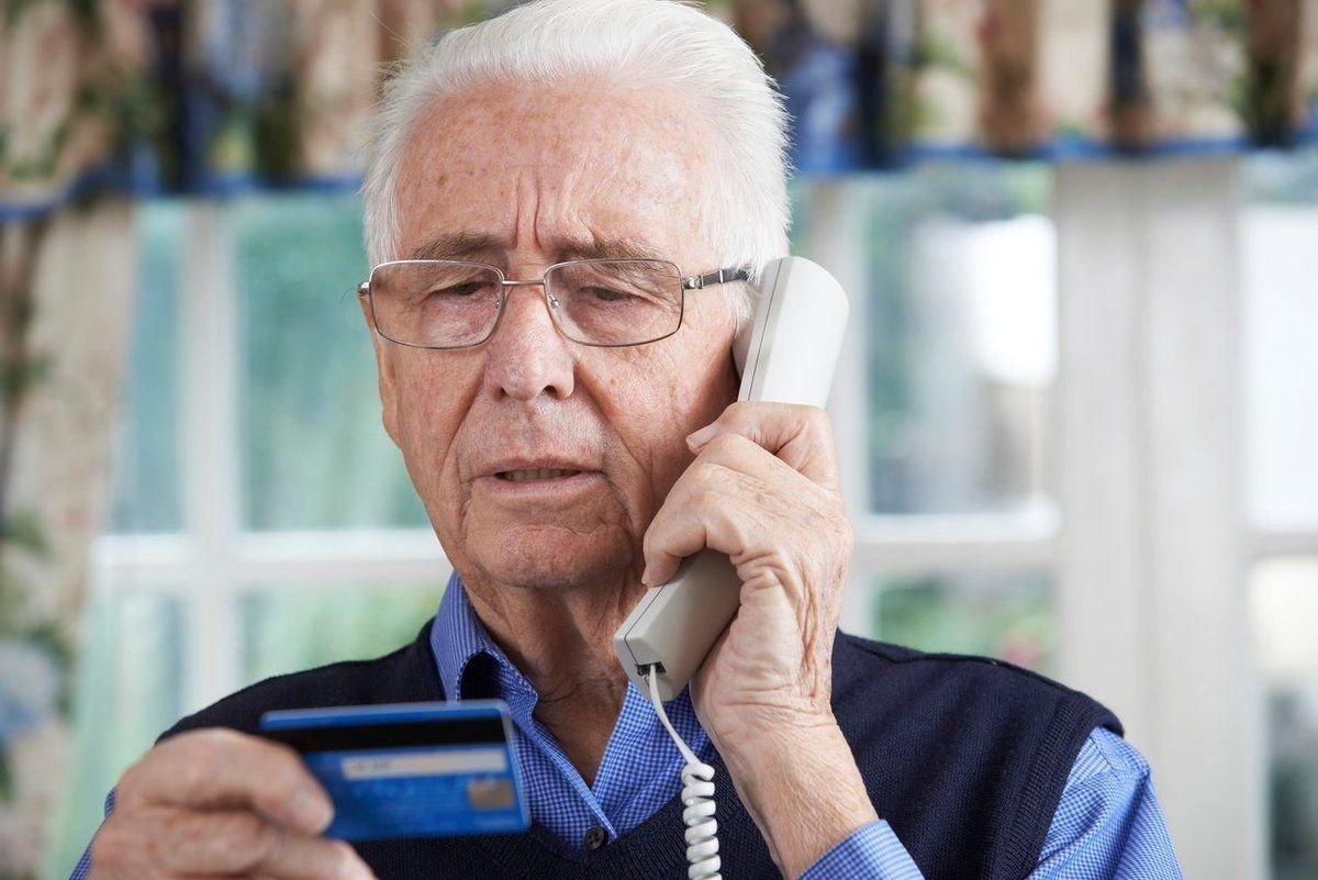 Пенсионер том 1. Пенсионер. Дедушка с мобильником. Дедушка с телефоном. Телефон для пожилых людей.