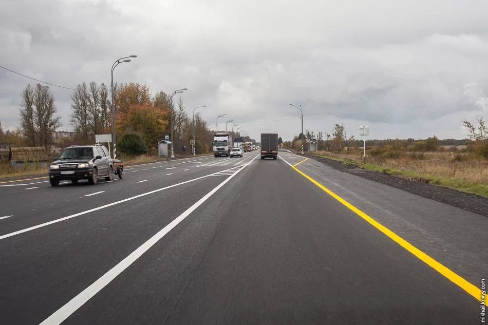 что обозначает желтая сплошная линия на дороге. пдд сплошная линия у бордюра. дорожная разметка 1. сплошная желтая разметка вдоль бордюра. 4.