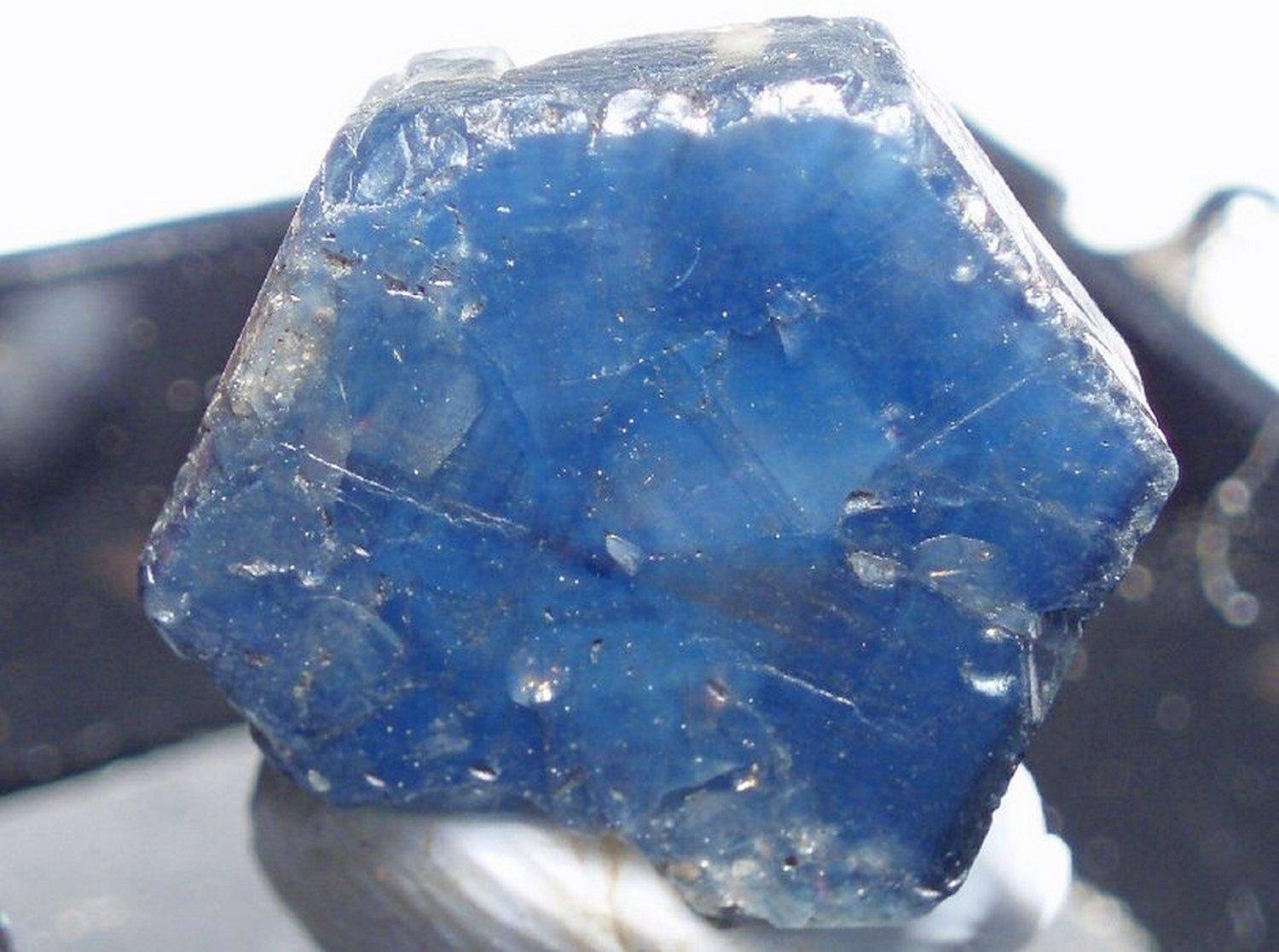 Алюминий сапфир. Сапфир (минерал) Корунд. Синий Корунд минерал. Камень Корунд синий сапфир. Сапфир минерал необработанный.