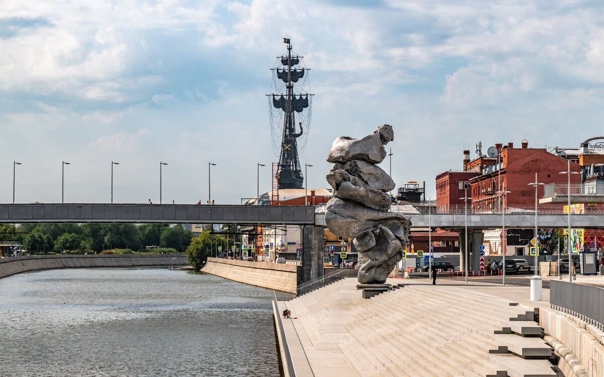 Памятник на набережной в москве глине фото