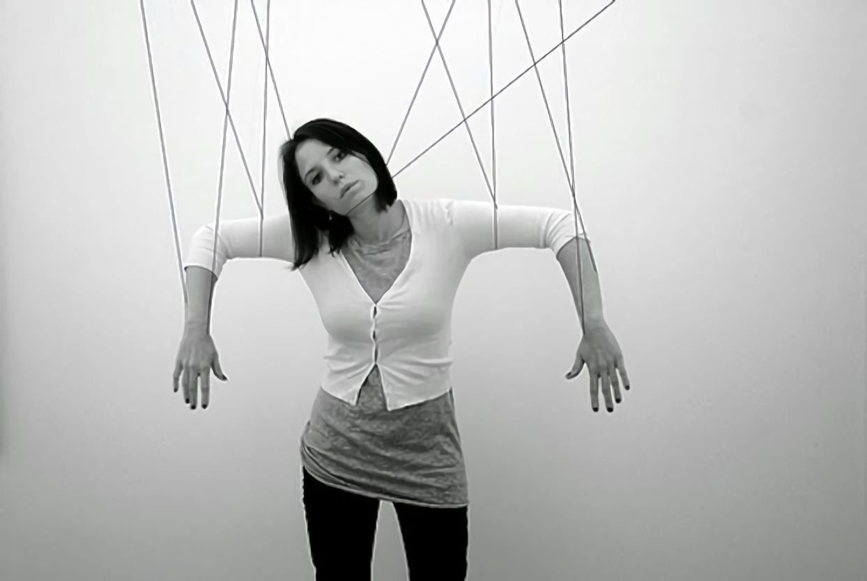 Подруга манипулятор признаки. Высказывания про манипуляторов. Манипуляция. Родители марионетки. Зависимый человек.