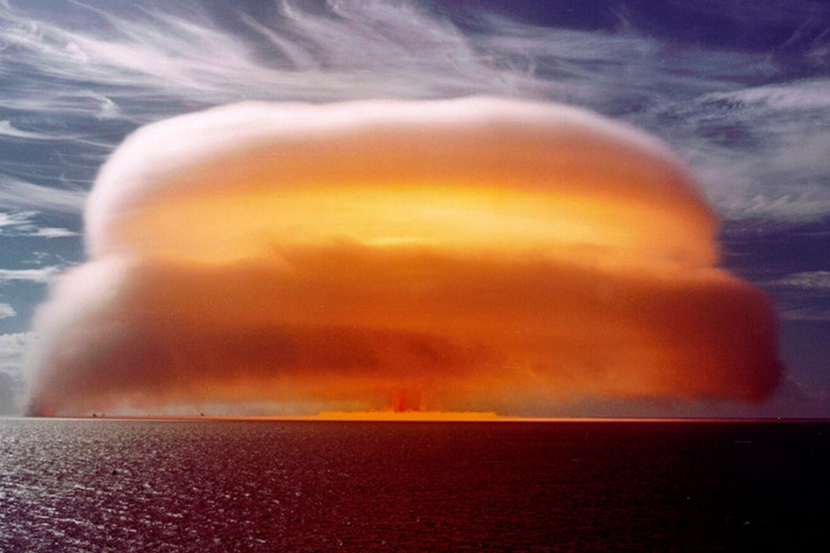 Водородная бомба видео. Ударная волна водородной бомбы. Термоядерная бомба Канопус. Взрыв атомной бомбы. Облако ядерного взрыва.