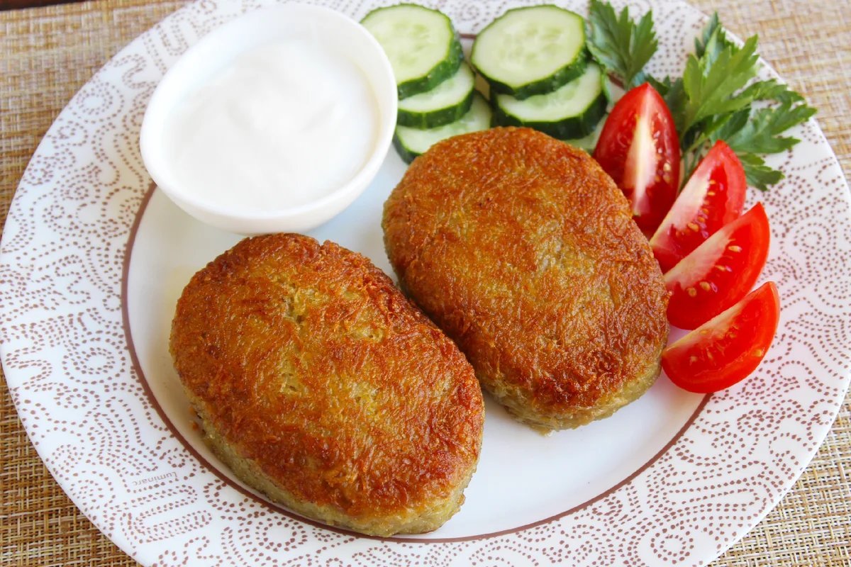 колдуны с мясом. картофельные колдуны. деруны, фаршированные грибами. колдуны белорусская кухня. колдуны белорусская кухня.