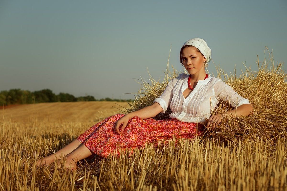 красивые русские женщины. деревенские женщины. женщина в деревне. славянские девушки. сельские женщины.