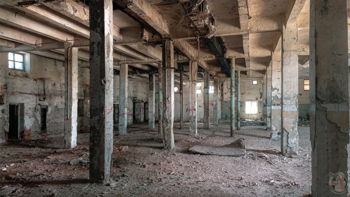 Почему закрыли заводы. Завод кзпо курск заброшенный. Почему закрыли заводы. Заброшенный завод. Заброшенная аппаратура.