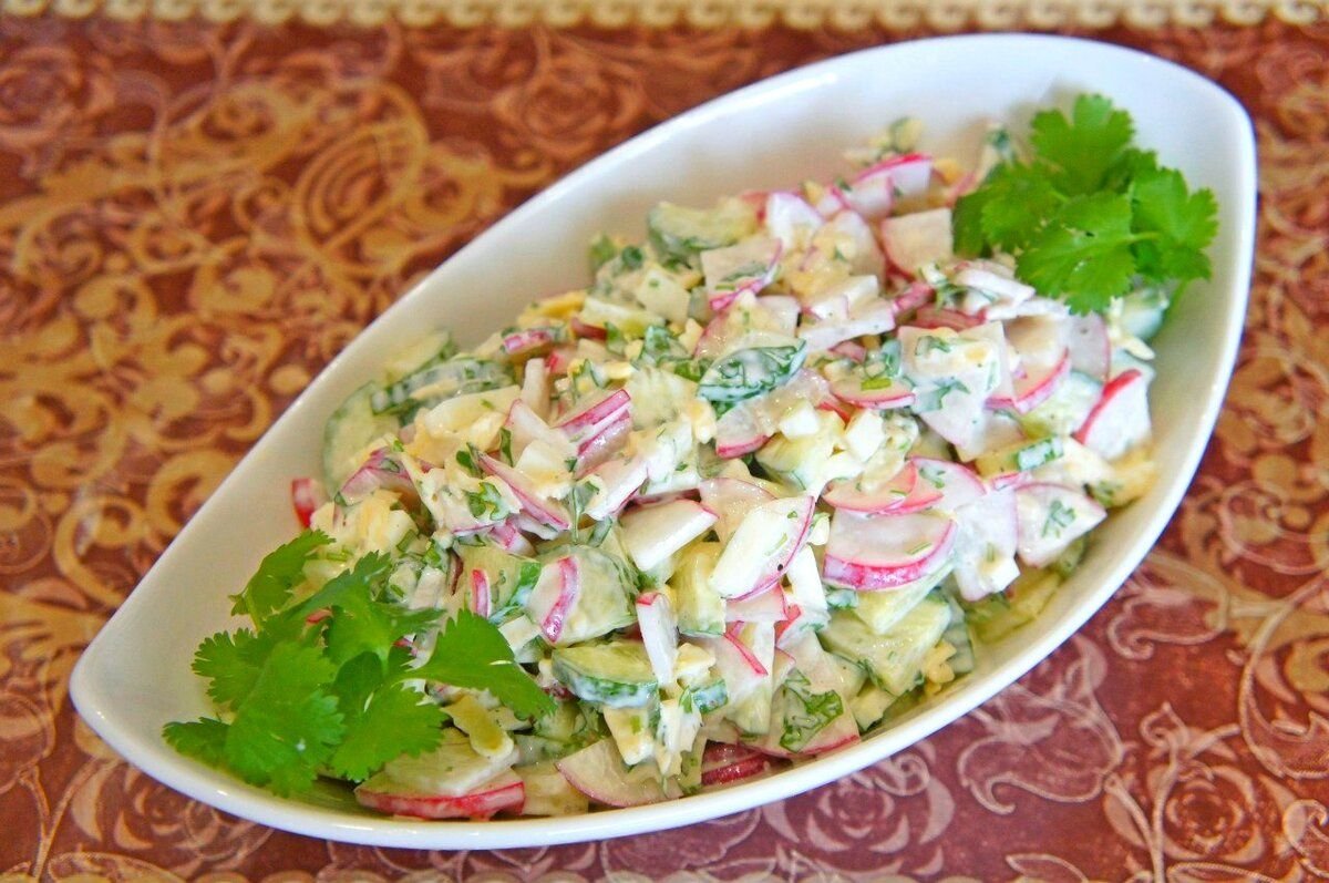 Салат с редиской и сметаной. Салат с редиской и огурцом и яйцом. Салат из брокколи с сыром. Салат весенний. Салат со сметаной.