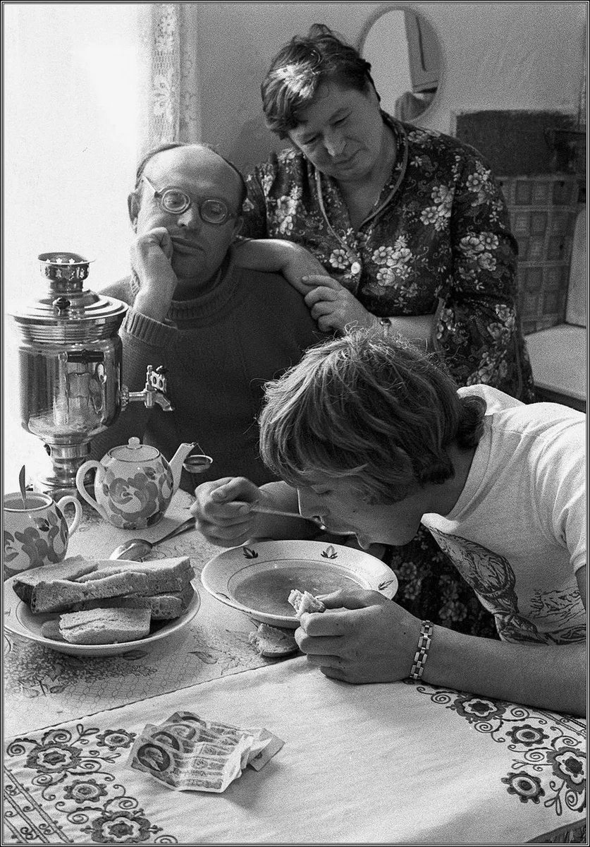 Советский отец. Фотожурналист Советской эпохи Владимир ролов.. Жизнь в СССР. Сын принес первую зарплату. Советские родители.