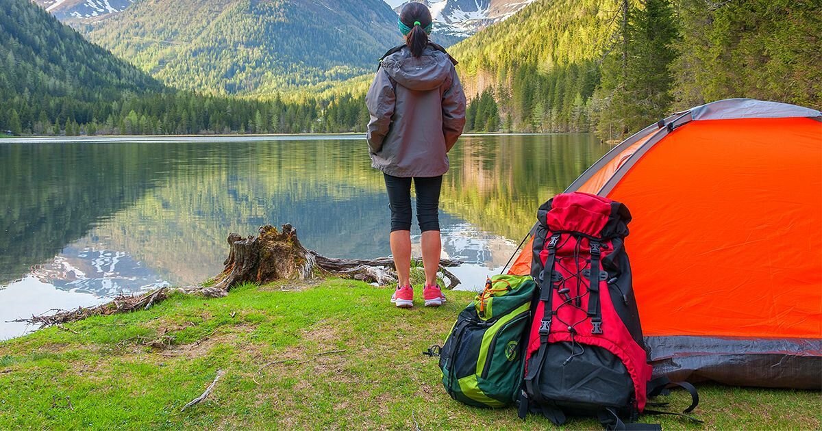 рюкзак путешественника. походы. туристы в горах. турист с рюкзаком в горах. туристский поход.