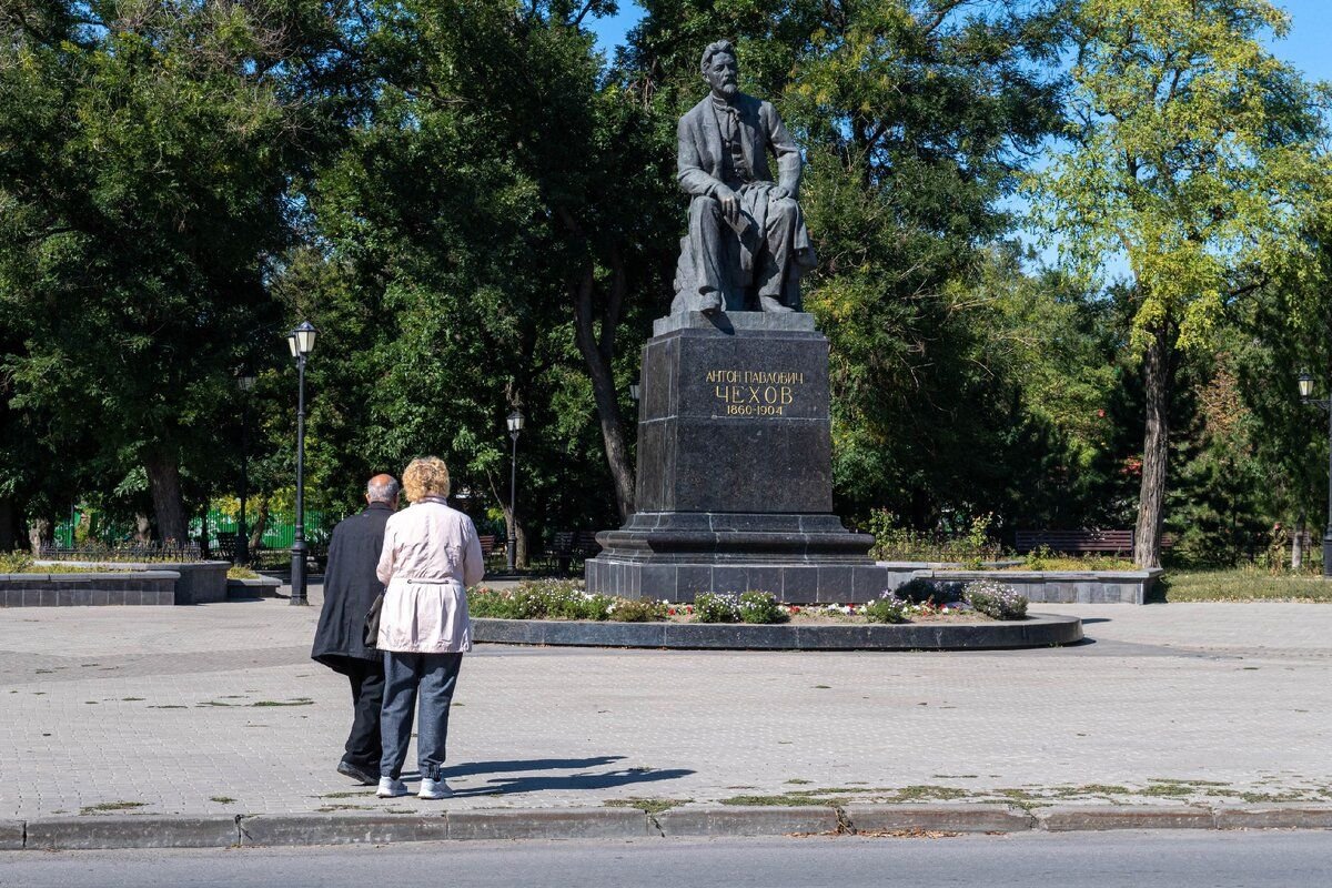 Что в таганроге. Памятник а. п. Чехову (Ростов-на-Дону). Таганрог Ростовская область. Пушкинская набережная Таганрог. Таганрог в 2005