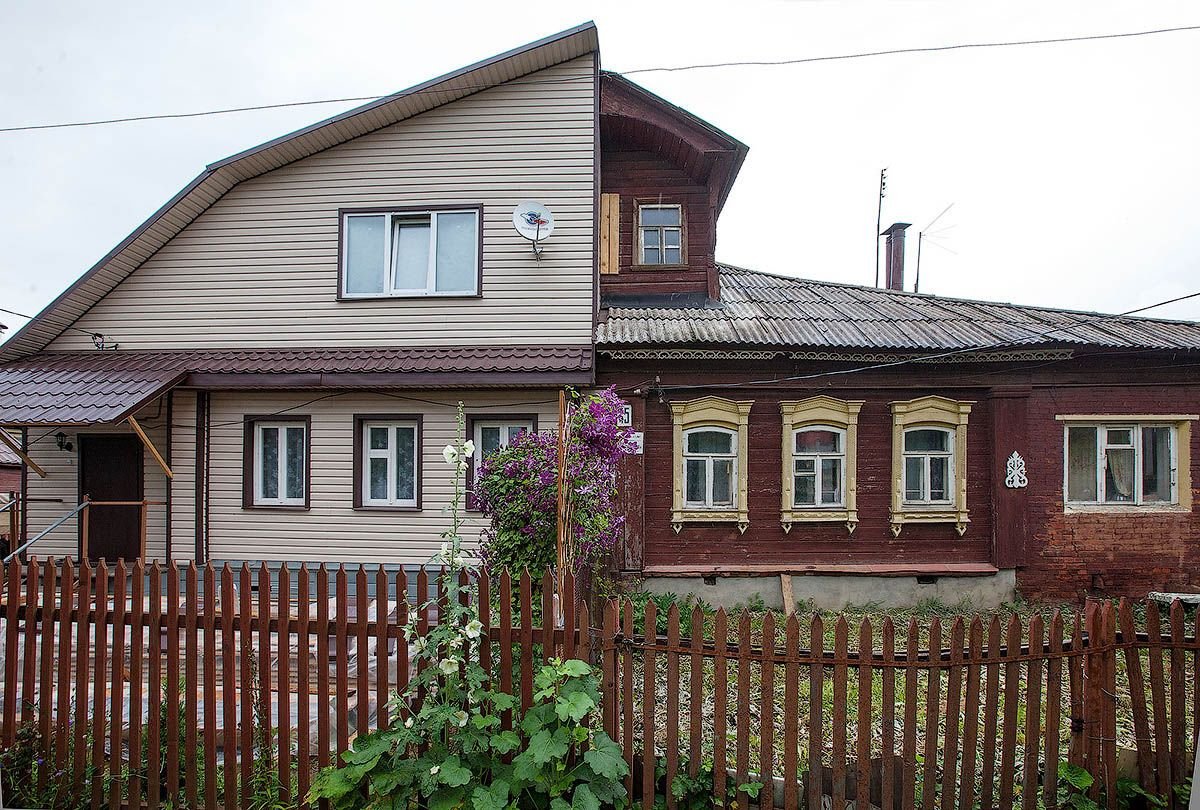 пригородка липецкая область. двухквартирный деревянный дом. старые дома на 2 хозяина. двухквартирный дом в деревне. сельский двухквартирный дом.