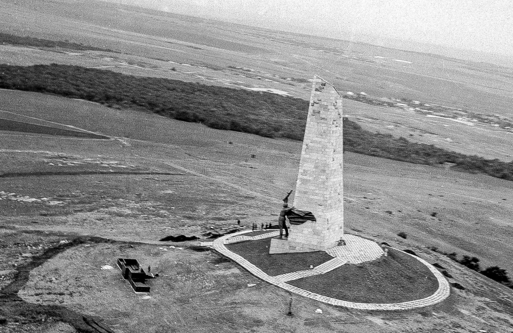 Рядом с саур могилой обитает реликтовое животное. Саур могила 1945. Открытие Саур могилы 1967. Саур могила памятники войне 1943. Саур могила до и после войны 2014г.