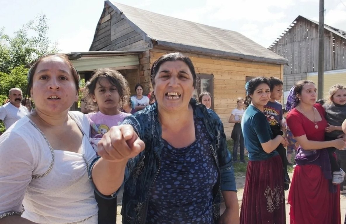 В каком селе живете. Цыгане. Цыгане в России. Цыганские поселения. Поселение цыган.