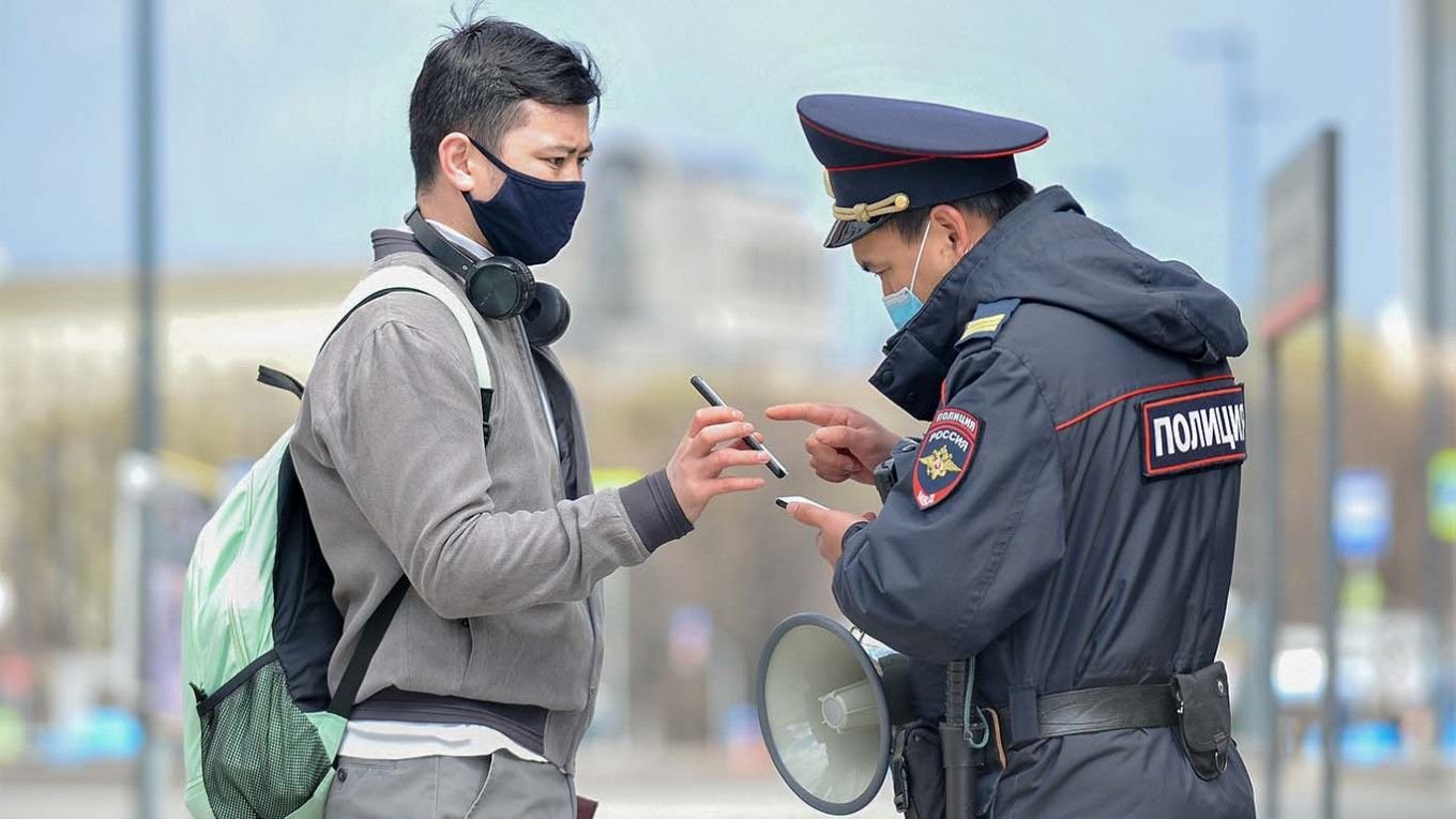 Проверка полиции. Полиция проверяет документы. Полицейские в Москве в масках. Полицейские проверяют маски. Полицейский пропуск.