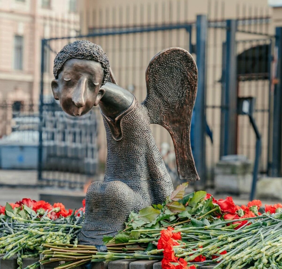 Скульптура романа Шустрова Санкт-Петербург