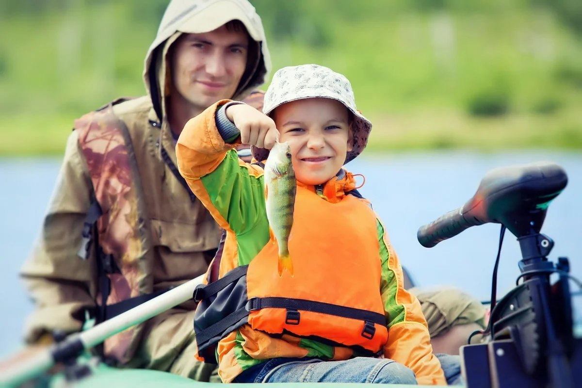 Детка ловли лав. Дети на рыбалке. Рыбалка и туризм. Семья на рыбалке. Рыбалка с отцом.