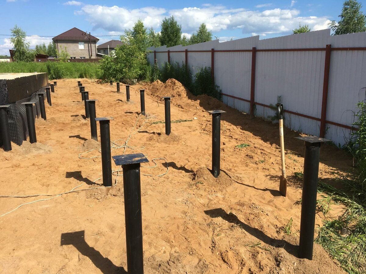 Забор на сваях тисэ