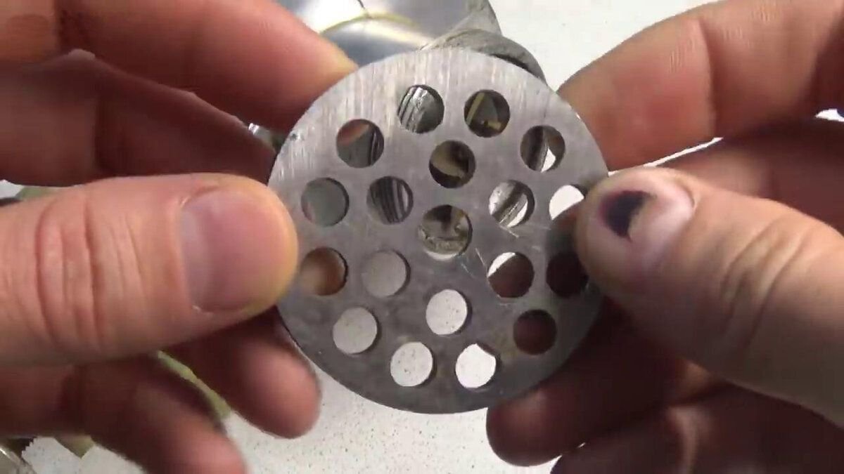 Что можно сделать из старой электромясорубки Полезная самоделка для кухни из решетки от мясорубки СВОИМИ РУКАМИ Пульс Mail.ru