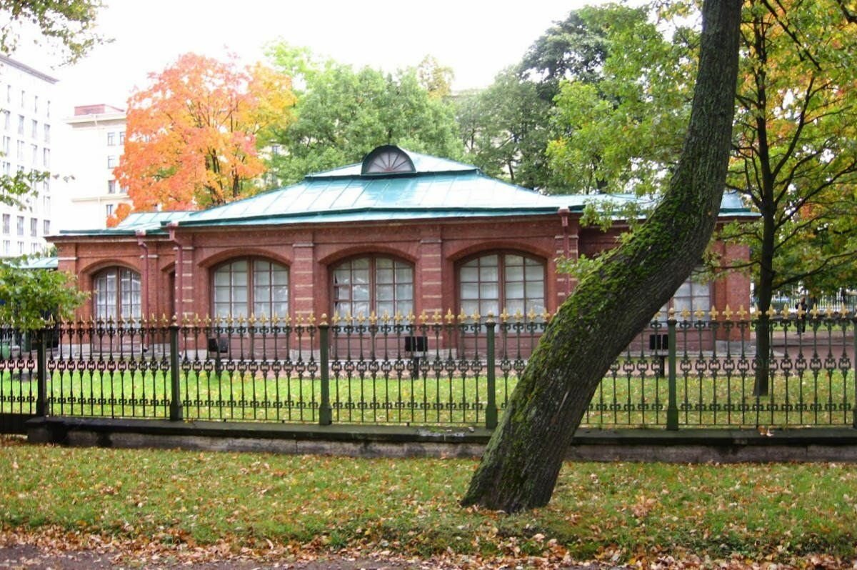 Домик петра санкт. Домик Петра i (Санкт-Петербург). Домик Петра 1 в Санкт-Петербурге. Летний домик Петра 1 в Санкт-Петербурге. Летний домик Петра i.