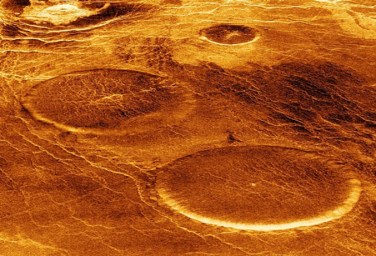 Поверхность. Венера поверхность планеты. Рельеф планеты Венера. Венера Планета ландшафт. Венера Планета кратеры.