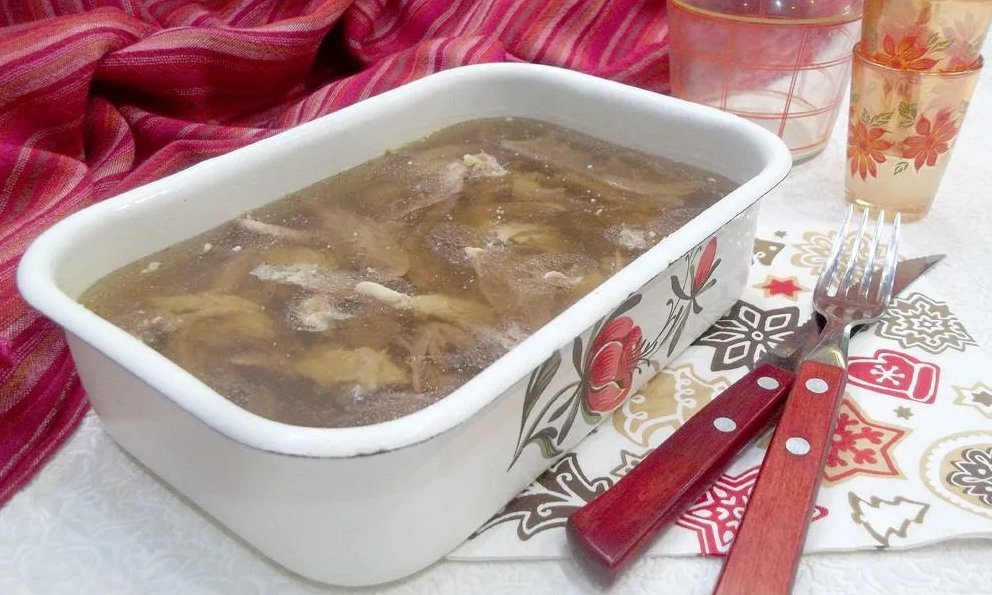 Как сварить холодец прозрачным бульоном из свинины. Холодец, зельц. Железные судочки для холодца. Студень говяжий. Бульон для холодца.