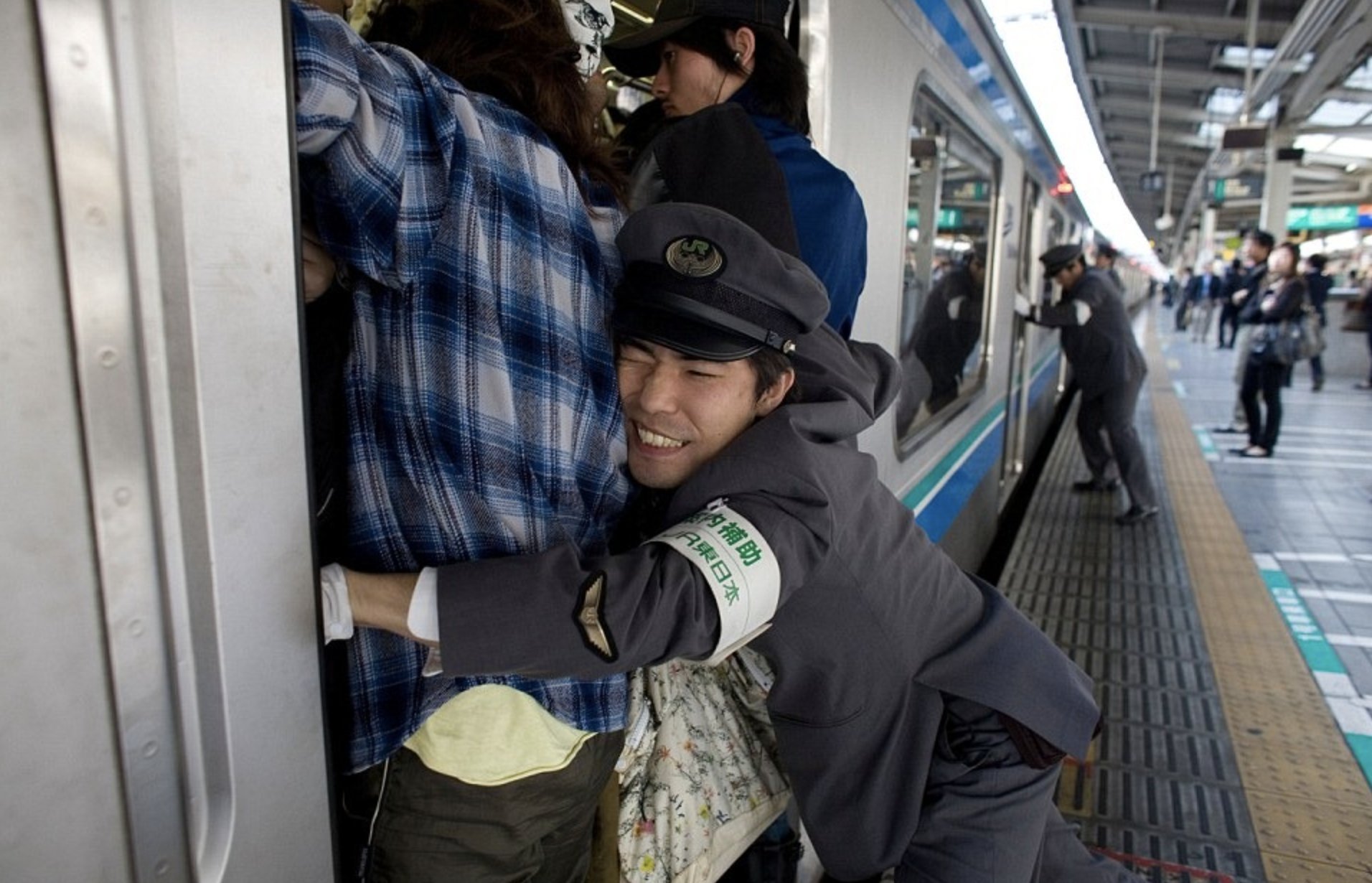 Трамбовщик в японском метро