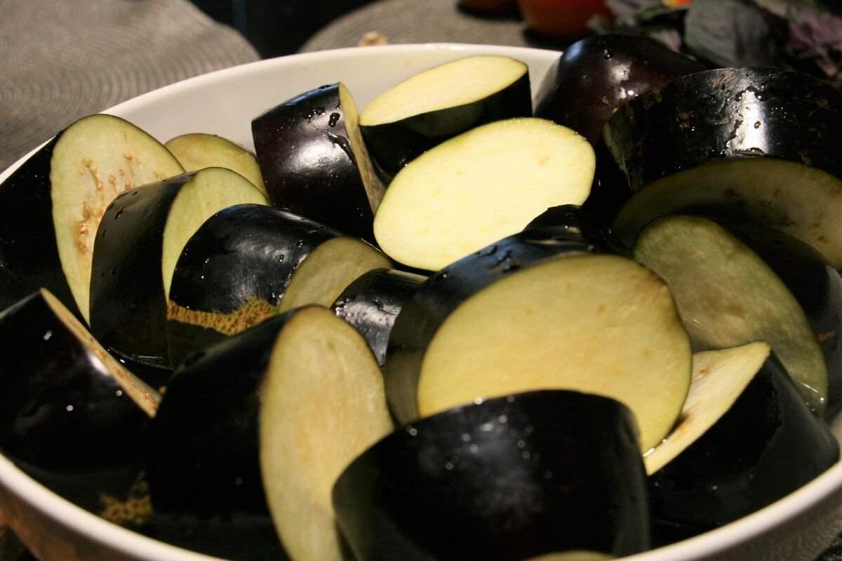 Баклажаны замачивают в соленой. Баклажаны замочить в соленой воде. Прожилки в баклажанах. Баклажаны в соли. Баклажаны надо вымачивать перед приготовлением.