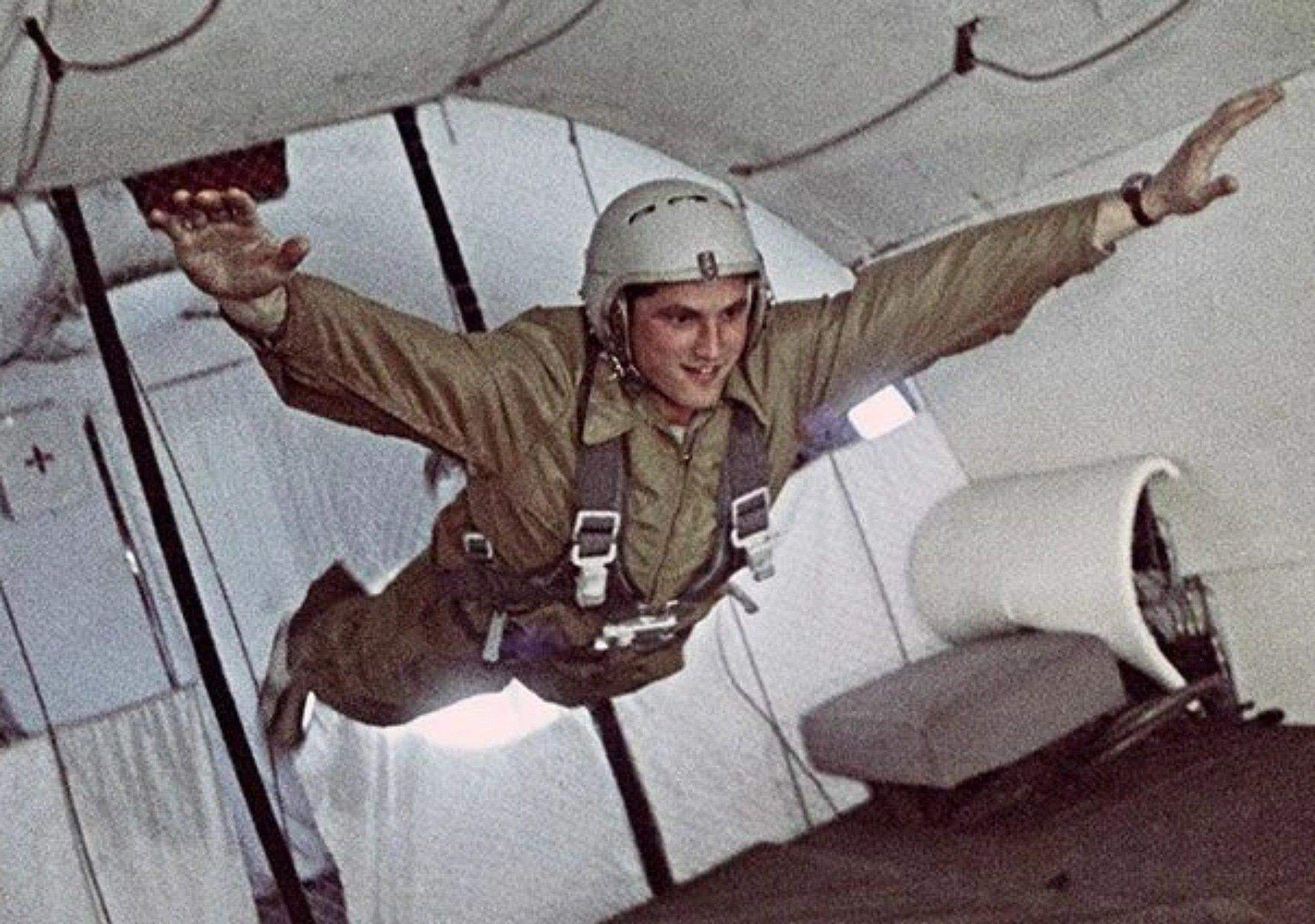 Космонавт совершивший самый длинный полет. Гагарин летчик испытатель.