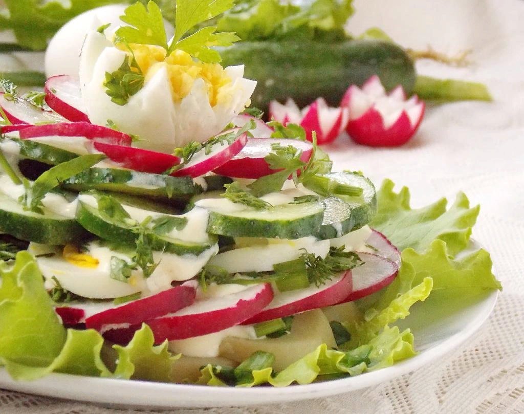 салат из огурца. салат огурцы помидоры нарезка. огурцовый салат. салаты из огурцов на праздничный стол. салат с огурцами.