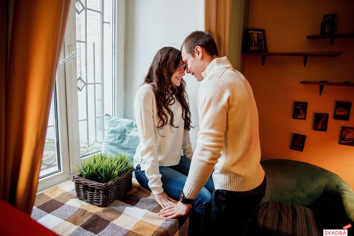 Реальные рассказы домашние. Домашняя фотосессия Love story. Лав стори фотосессия. Лавстори в квартире. Фотосессия лав стори в студии.