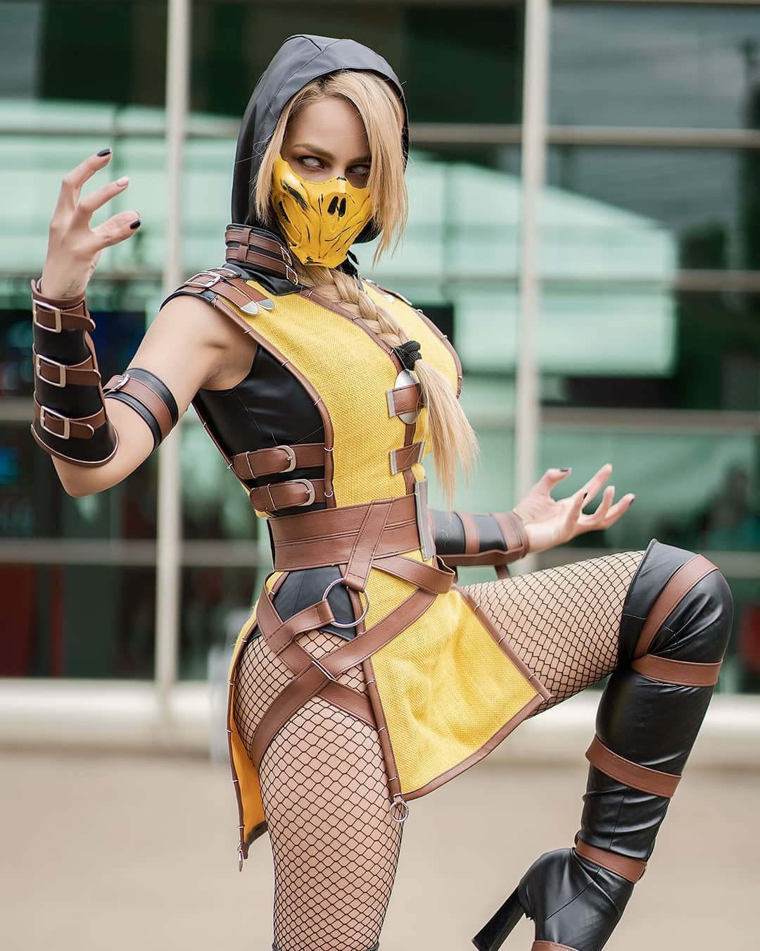 Лучший комбат. Косплеерша мортал комбат. Scorpion MK 9 Cosplay. Косплейщицы мортал комбат. Mortal Kombat 11 женские персонажи косплей.