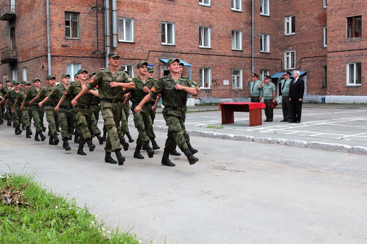 На плацу слушать. Военный Строй. Солдаты на плацу. Солдаты на строевой. Солдаты маршируют на плацу.