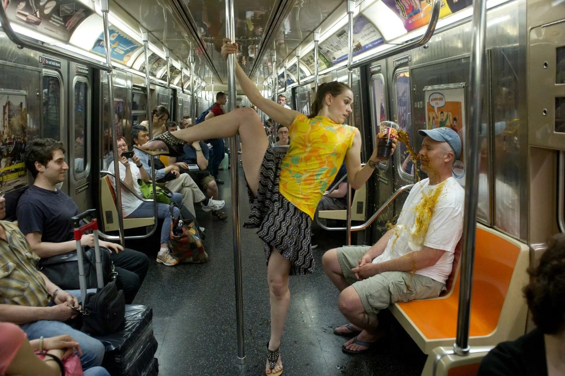 Смешные девушки в метро