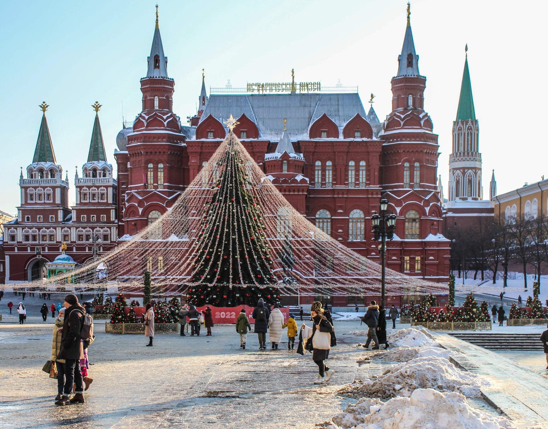 Суть времени москва. Елка на Манежной площади. Елка на Манежной площади 1937. Новогодняя Москва 2022. Лубянка Москва Новогодняя елка 2022.