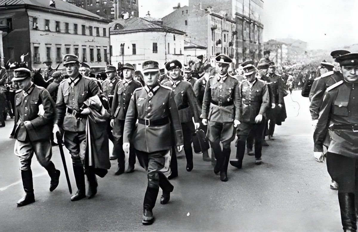 Парад побежденных. Парад пленных немцев в Москве 1945. Пленные немецкие генералы в Москве 1944. Марш пленных немцев по Москве в 1944. Пленные немцы в Москве 1945.