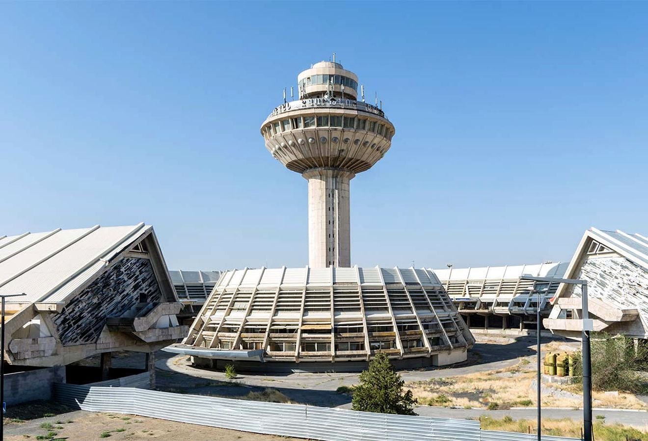 Сайт аэропорта звартноц. Старое здание аэропорта Звартноц. Аэропорт Звартноц Ереван. Башня аэропорта Звартноц. Ереван старый аэропорт Звартноц.