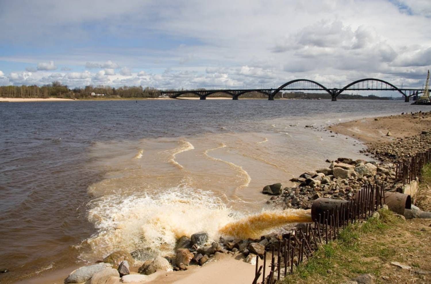 Загрязненная река Волга