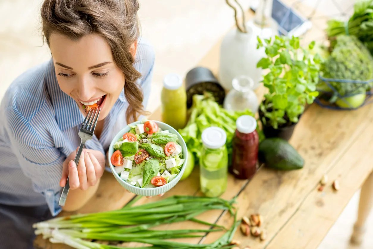 I vegetables every day. Питание. Здоровое питание. Здоровое питание девушка. Человек с едой.