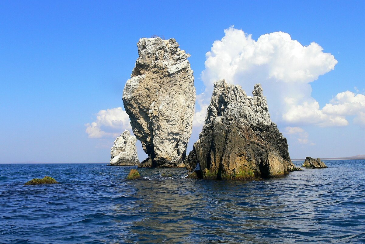 Периода в крыму. Гора Опук Керчь. Мыс Опук в Крыму. Мыс Опук скалы. Опукский заповедник скалы корабли.