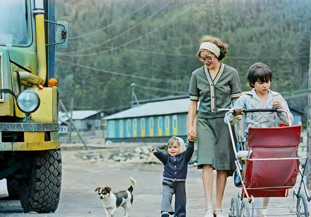 Советские мамы. Советская семья на прогулке. Советская женщина с ребенком. Интересные снимки СССР. Люди ретро СССР.