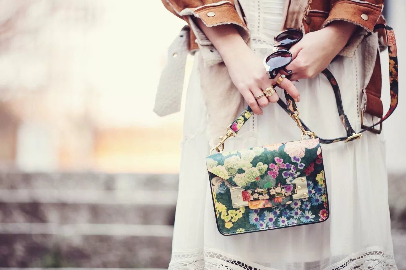 стильные аксессуары. девушка с сумочкой. модные сумки. стильные сумки. сумка на руку.