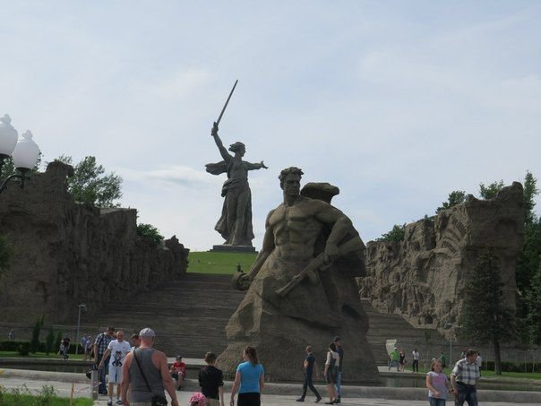 Где находится памятник ансамбль. Немецкое кладбище в Волгограде на Мамаевом Кургане. Грандиозный памятник-ансамбль «героям Сталинградской битвы».. Волгоград Мамаев. Битва за Москву Мамаев Курган.